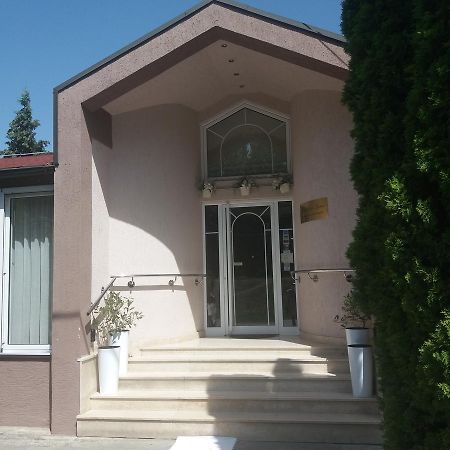 B&B Vila Bela Ruza Sremska Mitrovica Exteriör bild