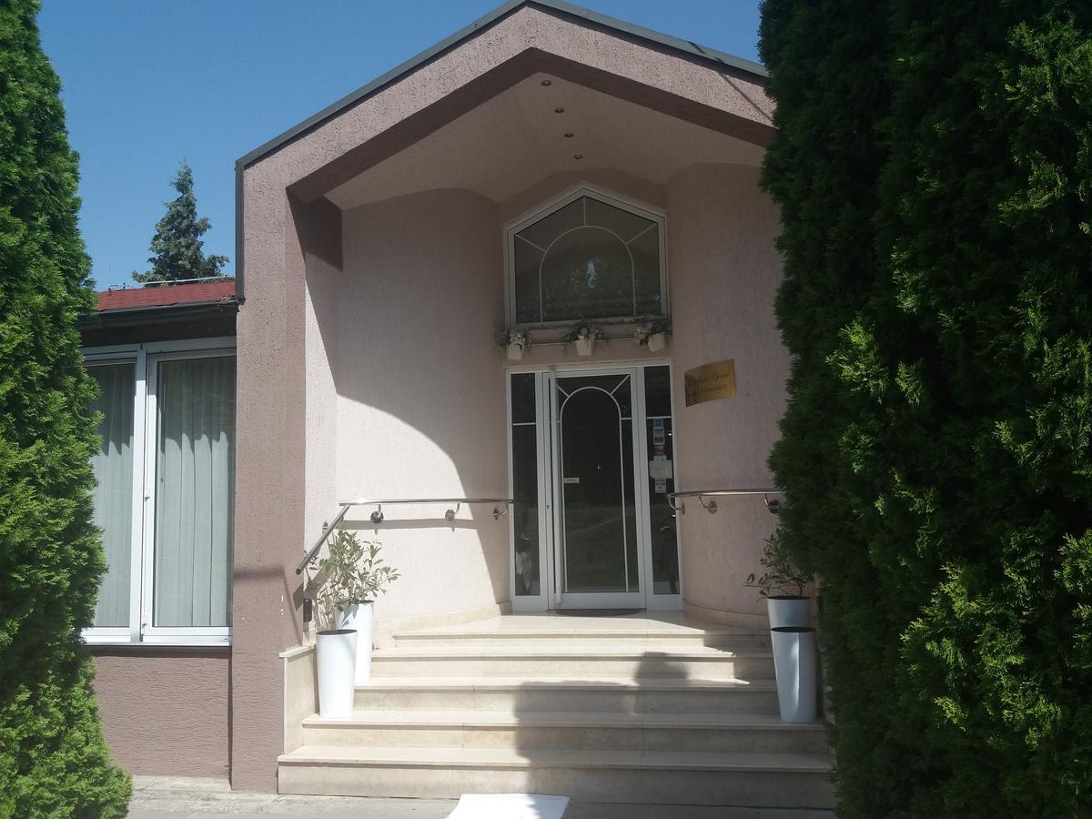 B&B Vila Bela Ruza Sremska Mitrovica Exteriör bild