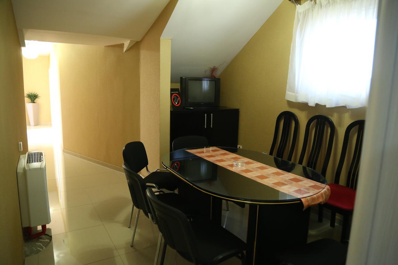 B&B Vila Bela Ruza Sremska Mitrovica Exteriör bild
